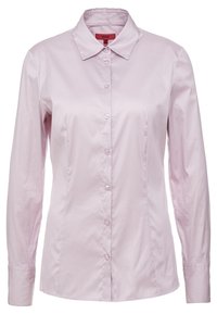 Camicia rosa chiaro a maniche lunghe realizzata in tessuto liscio, con colletto alla francese, chiusura con bottoni frontali e silhouette aderente.