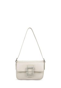 Bolso de cuero color crema con una hebilla rectangular decorada con cristales, correa ajustable única y un diseño elegante y plano.