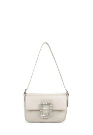 Bolso de cuero color crema con una hebilla rectangular decorada con cristales, correa ajustable única y un diseño elegante y plano.