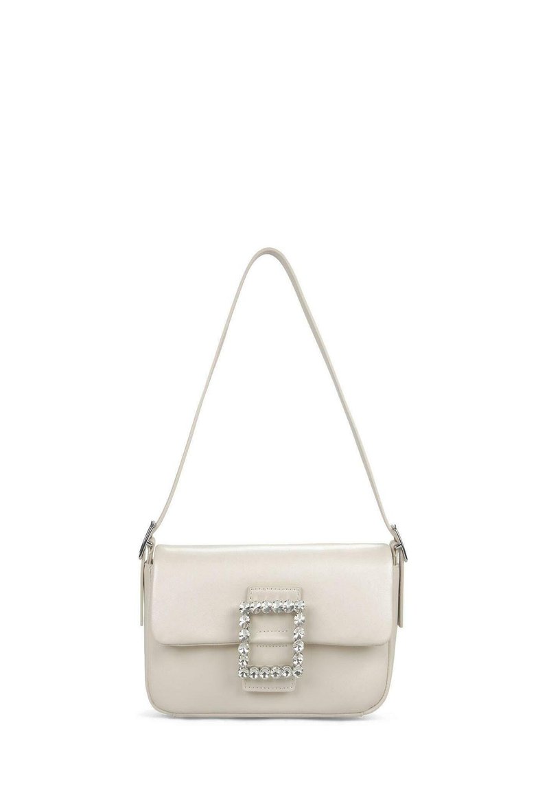 Bolso de cuero color crema con una hebilla rectangular decorada con cristales, correa ajustable única y un diseño elegante y plano.