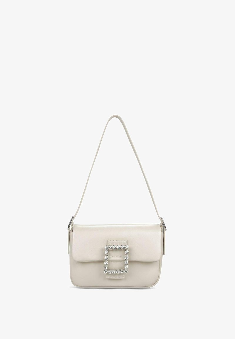 Bolso de cuero color crema con una hebilla rectangular decorada con cristales, correa ajustable única y un diseño elegante y plano.