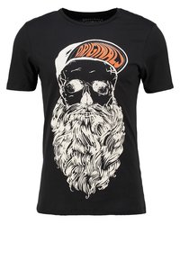 Camiseta de algodón negra con un gran gráfico blanco de una calavera barbuda que lleva una gorra. Diseño de cuello redondo, mangas cortas, textura suave.