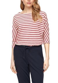 Gestreepte katoenen top met rode en witte horizontale strepen, brede bootnek en cropped ontwerp. Gecombineerd met marineblauwe sweatpants met een trekkoord.
