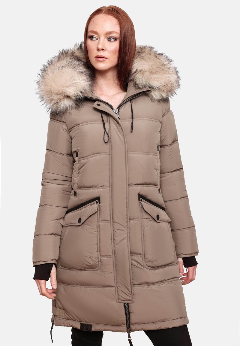 Parka beige imbottito con cappuccio foderato in pelliccia, dotato di due tasche frontali con bottone, chiusura con zip e polsini elastici.