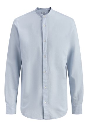 Chemise pour homme à manches longues bleu clair avec col mandarin et boutons blancs sur le devant, présentant une texture subtile.