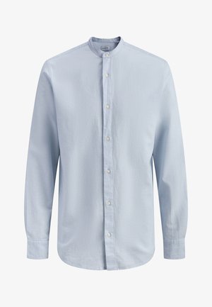 Ανοιχτό γαλάζιο ανδρικό μακρυμάνικο πουκάμισο με γιακά μανδάρινου και λευκά κουμπιά στο μπροστινό μέρος, με διακριτική υφή.