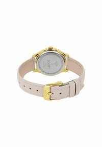 Rückansicht einer goldfarbenen Armbanduhr mit beigem Lederband und goldener Schnalle, die mit "JOOP!" graviert ist, auf einem weißen Hintergrund.