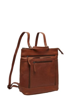 Mochila de cuero marrón con dos correas ajustables para los hombros, dos asas superiores y varios compartimentos frontales con cremallera.