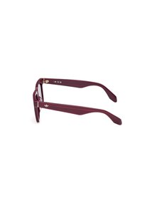 Tmavě červené sluneční brýle s obdélníkovými rámy, plastovým materiálem a úzkými nožičkami. Na nožičce jsou zlaté detaily.