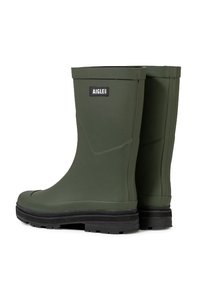 Groene rubberen regenlaarzen met een matte afwerking, ontworpen met een platte zwarte zool en een logo-label aan de zijkant.
