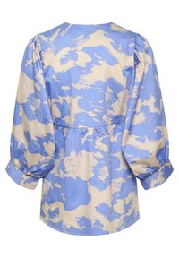 Modrá a béžová blůza s balónovými rukávy a staženým pasem. Má texturovaný vzor mraků na hladké látce. Zobrazeno ze zadní strany.
