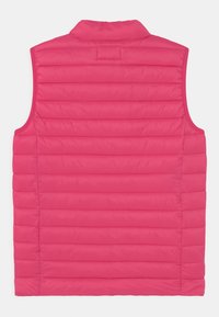 Gefütterte ärmellose Weste in leuchtendem Pink, mit horizontalen Steppnähten, einem hohen Kragen und einer glatten, glänzenden Oberfläche.