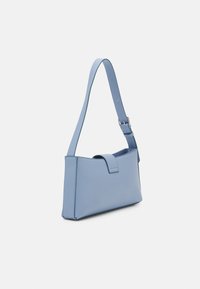 Sac à épaule rectangulaire bleu clair avec bandoulière réglable et fermeture à rabat, présenté sur fond blanc.