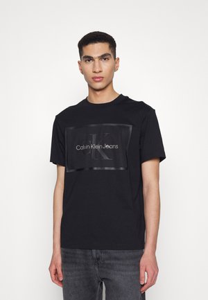 MONOLOGO BOX TEE UNISEX - Printtipaita - black