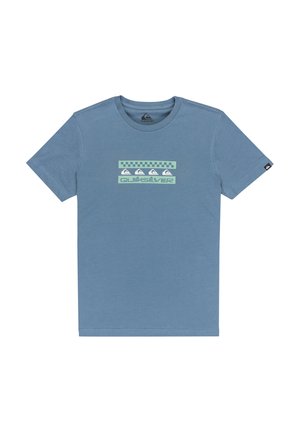 Blauwe katoenen t-shirt met een grafisch ontwerp van golven en de tekst "Quiksilver" in lichtgroen. Korte mouwen en een ronde hals.
