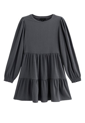 Grijs, lang mouwen jurk gemaakt van textuurstof. Heeft een ronde halslijn en een gelaagd, uitlopend ontwerp met gegadreerde mouwen.