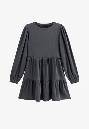 Grijs, lang mouwen jurk gemaakt van textuurstof. Heeft een ronde halslijn en een gelaagd, uitlopend ontwerp met gegadreerde mouwen.