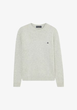 Jasnoszary sweter wykonany z miękkiego materiału, z okrągłym dekoltem. Żebrowane mankiety i dół. Małe granatowe logo na piersi. Idealny do warstwowego stylu ubierania.