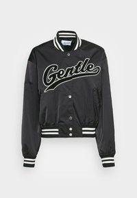 Sort satin bomberjakke med hvide stribede ribbede manchetter og kant. Broderet "Gentle" i hvidt på forsiden, trykknaplukning foran.