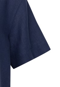 Camicia in lino blu navy con maniche corte larghe, caratterizzata da una finitura testurizzata sottile e cuciture pulite e minimal lungo l'orlo.