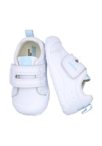 Zapatillas deportivas blancas hechas de material sintético con una textura suave. Cuentan con doble cinta de Velcro y detalles en azul claro.