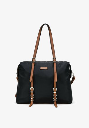 Bolso de nylon negro con asas de cuero marrón, herrajes plateados y hebillas decorativas. Cuenta con un cierre superior de cremallera y una etiqueta con el logo.