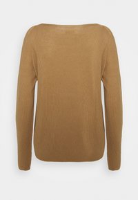 Maglione lavorato a maglia marrone con maniche lunghe e scollo ampio, caratterizzato da un motivo testurizzato e una vestibilità rilassata. Nessun accento visibile o hardware.