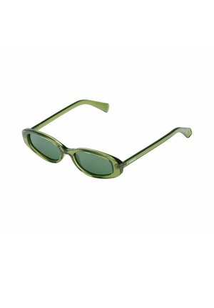 Lunettes de soleil à monture rectangulaire mince translucide verte avec verres teintés foncés et branches légèrement courbées.