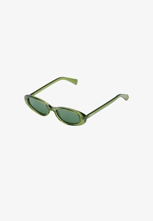Lunettes de soleil à monture rectangulaire mince translucide verte avec verres teintés foncés et branches légèrement courbées.