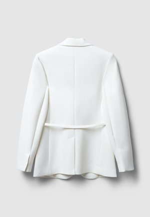 Weißes Blazer mit tailliertem Design, das einen Spitzkragen, lange Ärmel und ein geschnittenes Rückendetail aufweist. Glattes Material mit strukturierter Silhouette.