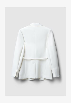 Blazer blanc au design ajusté, avec un revers cranté, des manches longues et un détail ceinturé à l'arrière. Tissu lisse avec une silhouette structurée.