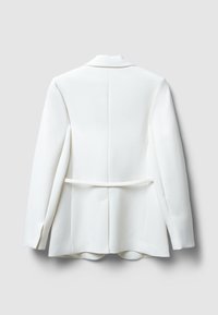 Weißer maßgeschneiderter Blazer mit Reverskragen und einem einzigen Knopfverschluss auf der Rückseite. Verfügt über glattes Material und strukturierte Schultern.
