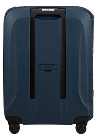 Valise rigide bleu foncé avec une surface texturée, deux bandes verticales noires, une poignée encastrée et quatre roues.