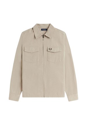 Giacca beige con cerniera, due tasche sul petto, colletto a punta e logo ricamato sulla tasca. Realizzata in tessuto resistente con una texture liscia.