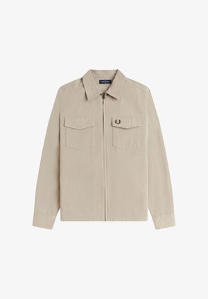 Giacca beige con cerniera, due tasche sul petto, colletto a punta e logo ricamato sulla tasca. Realizzata in tessuto resistente con una texture liscia.