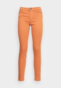 Jeans skinny de mezclilla naranja con cinco bolsillos, que cuentan con un cierre de botón y trabillas para cinturón. Textura suave con una silueta ajustada.