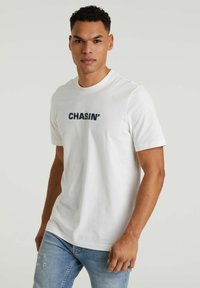 CHASIN' DAVIE - Triko s potiskem - off white