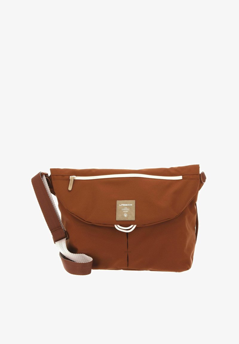 Sacoches messager marron en tissu durable ; équipée d'une fermeture éclair blanche, d'une sangle réglable et d'un patch de logo texturé à l'avant.