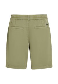 Khakishorts aus einem leichten Material mit glatter Textur, ausgestattet mit einem elastischen Bund und zwei Gesäßtaschen.