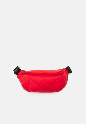 Riñonera acolchada roja con cierre de cremallera y correa negra ajustable. Presenta una forma curva y un exterior texturizado.