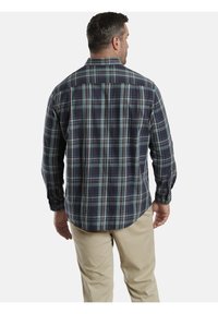 Kariertes Button-up-Hemd, navyfarbener Grund mit grünen und braunen Karos, lange Ärmel, entspannter Schnitt, abgerundeter Saum, der Stoff zeigt eine leichte Textur.