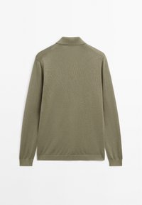 Pull vert olive à manches longues avec col montant et poignets et ourlet côtelés, vu de dos sur fond blanc.