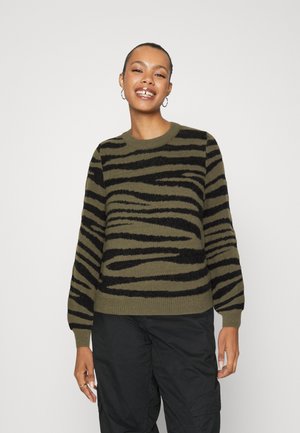 Pull vert avec motif de rayures de tigre noires, col rond, cuffs et ourlet côtelés. Fabriqué en tissu texturé, avec des manches longues.