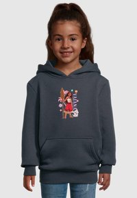 Felpa grigia con tasca frontale e polsini a coste. Il design presenta un personaggio con una tavola da surf, accompagnato da un animale dei cartoni e decorazioni floreali.