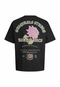 Sort oversized t-shirt lavet af bomuld, med livlige blomster grafikker og flerfarvet tekst på ryggen. Klassisk rund hals.