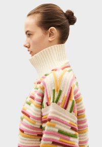 Maglione lavorato a maglia con colletto alto a costine, motivi a strisce multicolori in rosa, giallo e verde, con una finitura testurizzata.