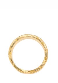 Guldring med en struktureret overflade med bladmotiver, glat indvendigt bånd, cirkulær form og poleret finish.