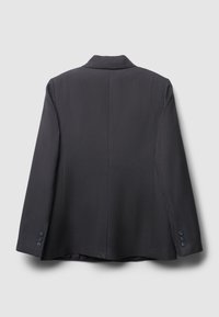 Blazer grigio scuro con colletto classico, apertura singola e maniche lunghe; presenta quattro bottoni ai polsini e una texture liscia.