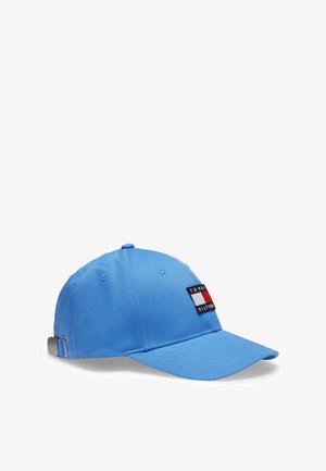 Cappellino da baseball azzurro chiaro con cinturino regolabile e toppa con il logo Tommy Hilfiger sul davanti.