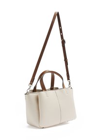 Sac en cuir crème texturé avec des sangles marron, doté de doubles poignées et d'une bandoulière ajustable, forme rectangulaire, avec des coutures apparentes.